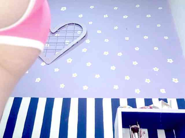 PetiteIvoryqueens webcam