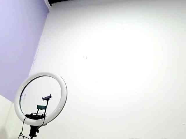 PetiteIvoryqueens webcam