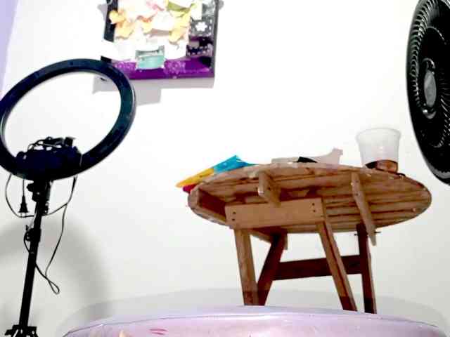 PetiteIvoryqueens webcam