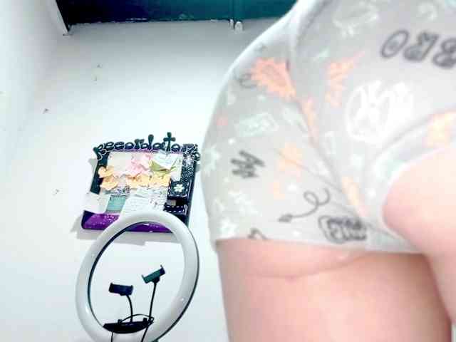 PetiteIvoryqueens webcam