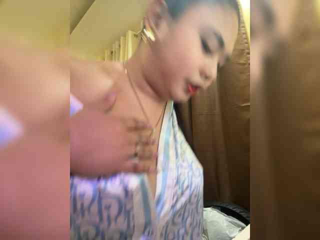 Urasianladyfox2xx webcam