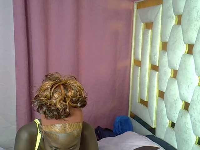 Petitelunar webcam bongacams model stream image