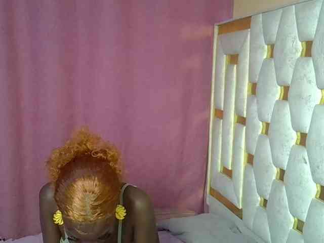 Petitelunar Live Webcam on BongaCams