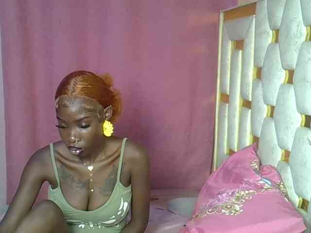 Petitelunar Live Webcam on BongaCams