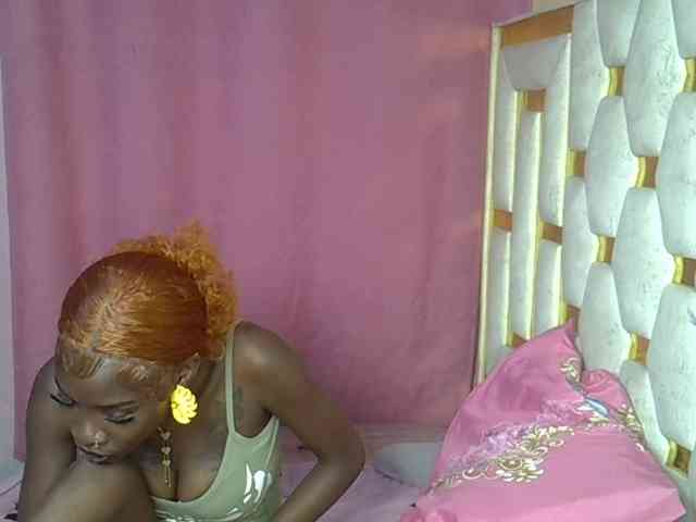 Petitelunar Live Webcam on BongaCams