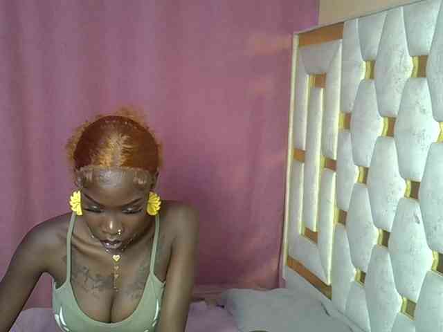 Petitelunar Live Webcam on BongaCams