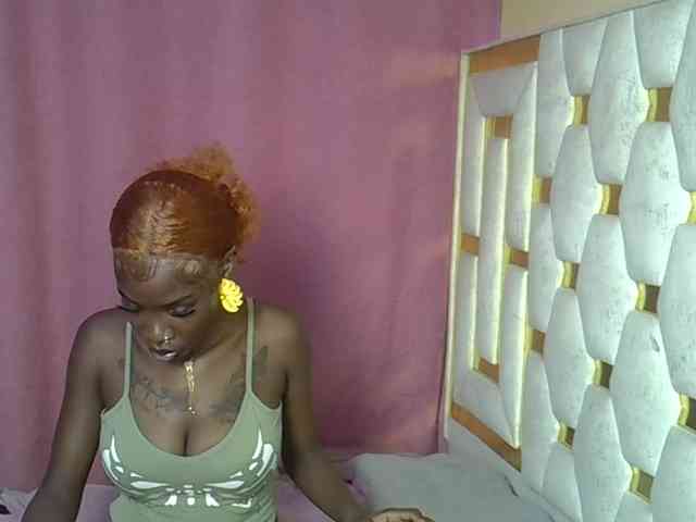 Petitelunar Live Webcam on BongaCams