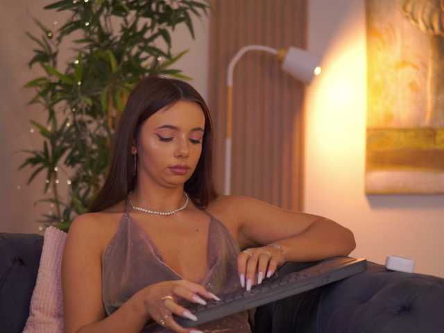 AishaBee's BongaCams show and profile