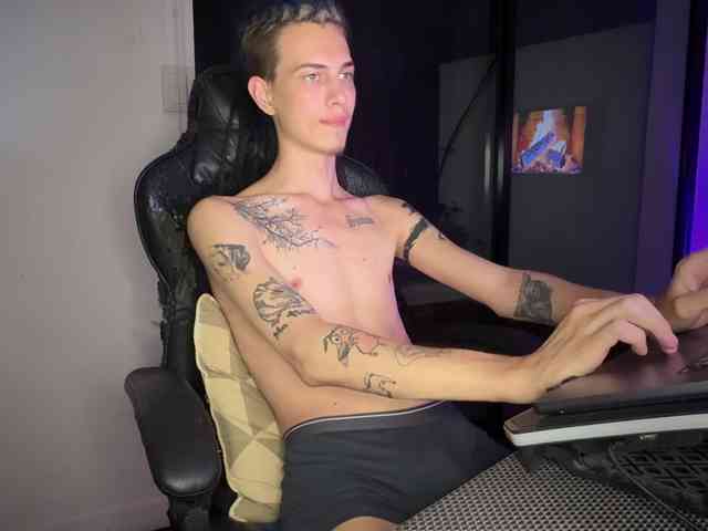 DenBlue Live Webcam on BongaCams