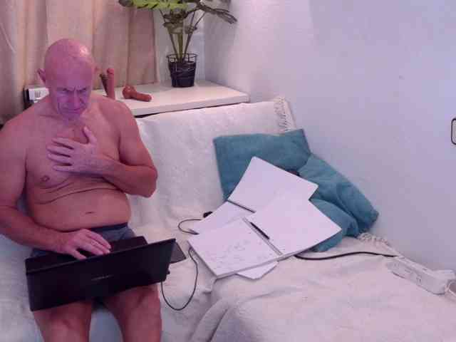 IvonneAndDom webcam