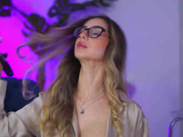 MaddieBryggs Live Webcam on BongaCams