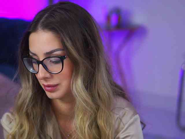 MaddieBryggs Live Webcam on BongaCams