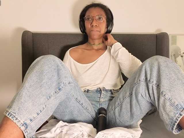 CarolineS's BongaCams show and profile