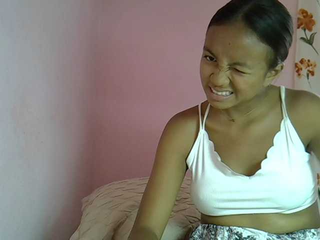 Nickylouama Live Cam and Statistics on UnifiedCams