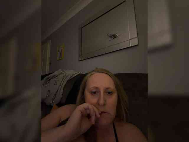 Naughtywife77 webcam