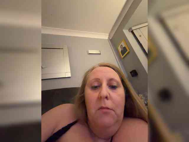 Naughtywife77 webcam