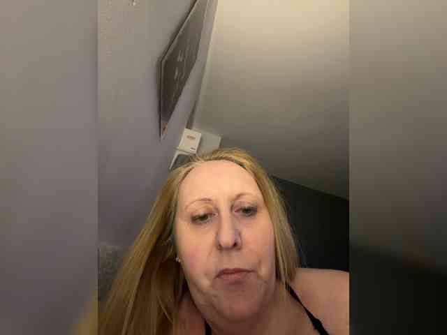 Naughtywife77 webcam