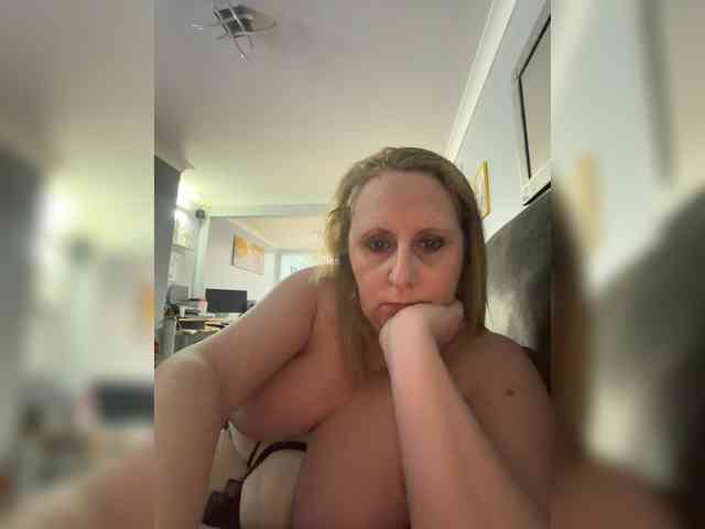 Naughtywife77 webcam