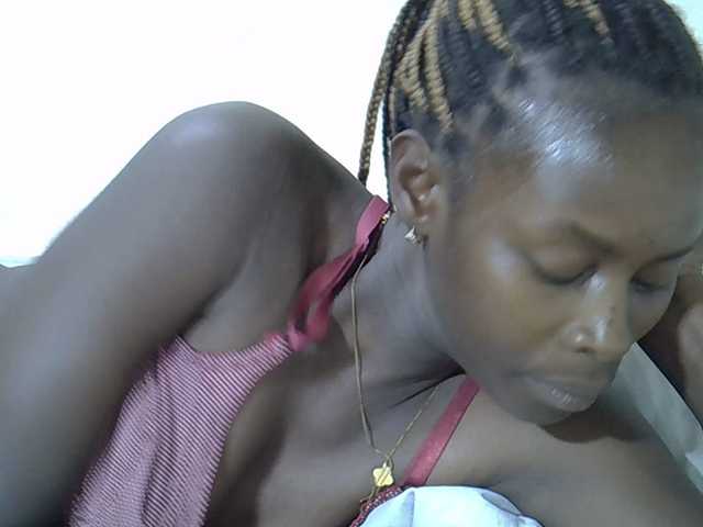 Sweetpussie webcam bongacams model stream image