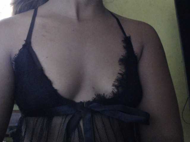 Noumia's BongaCams show and profile