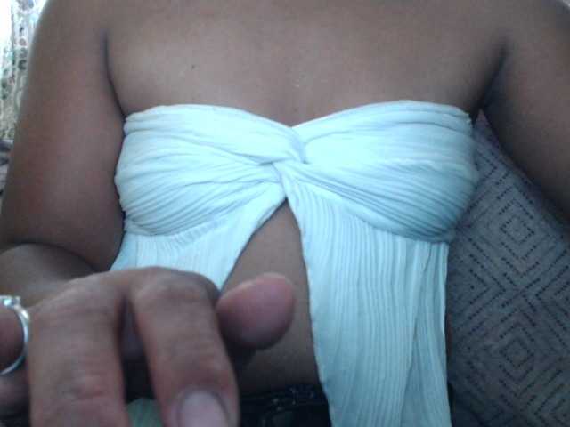 Noumia's BongaCams show and profile