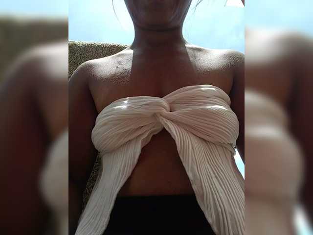 Noumia's BongaCams show and profile