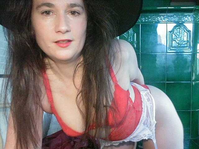 AmanelWhite's BongaCams show and profile