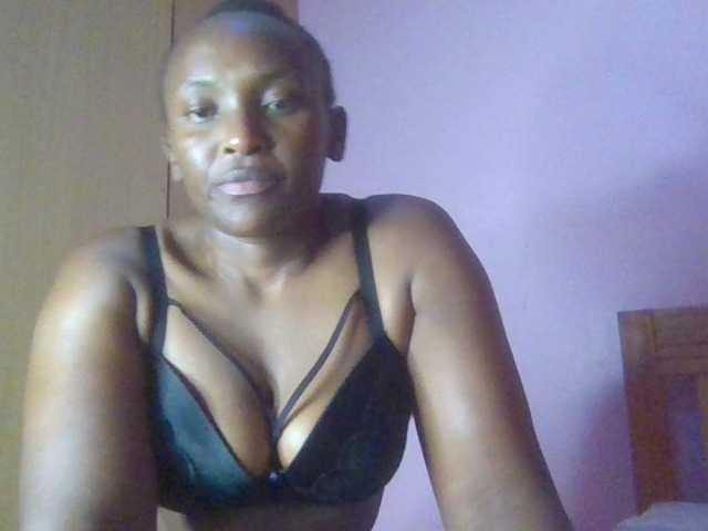 Naughtyliby webcam bongacams model stream image