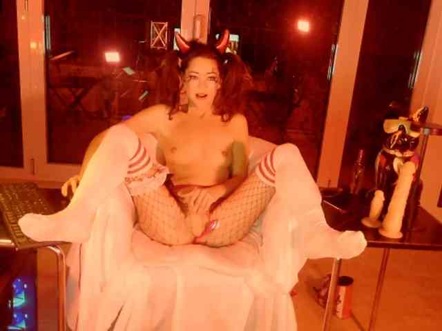 smallestgirlinchat01 webcam