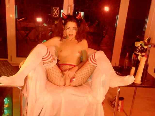 smallestgirlinchat01 webcam