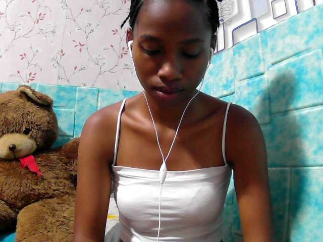 Larah00 webcam bongacams model stream image