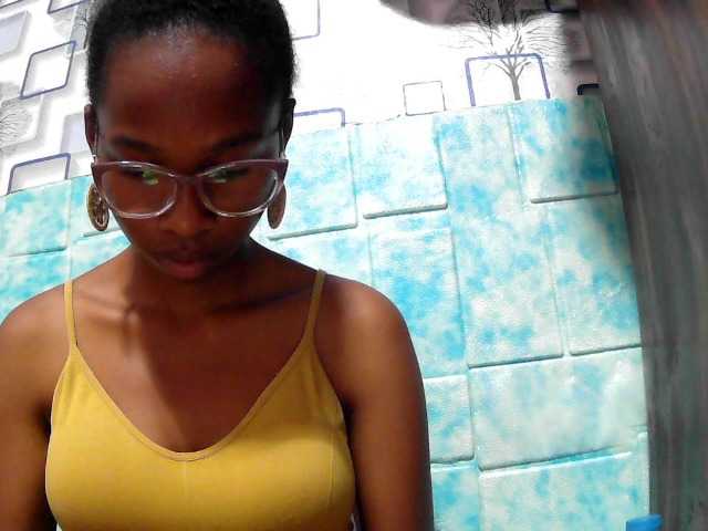 Larah00 webcam bongacams model stream image