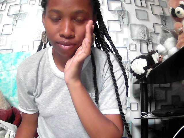 Larah00 webcam bongacams model stream image