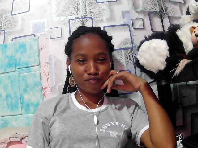 Larah00 webcam bongacams model stream image