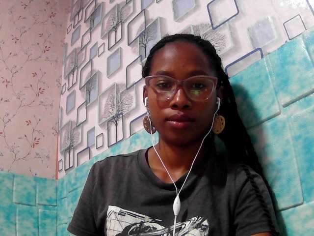 Larah00 webcam bongacams model stream image