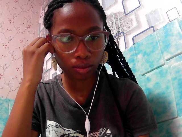 Larah00 webcam bongacams model stream image