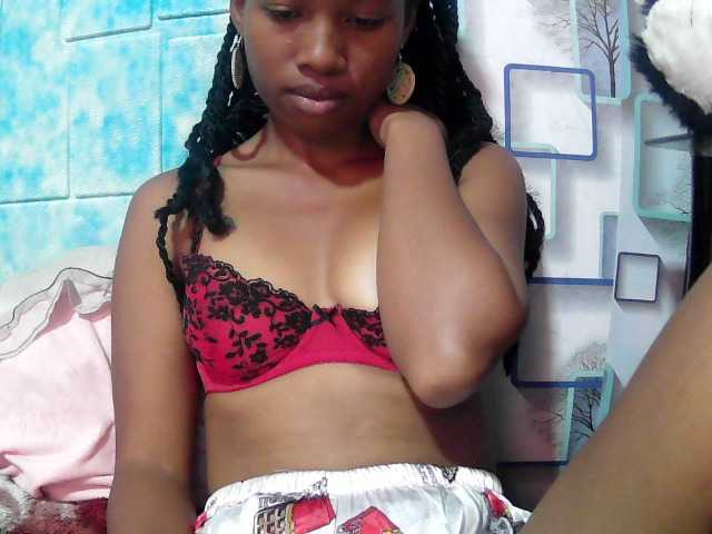 Larah00 webcam bongacams model stream image