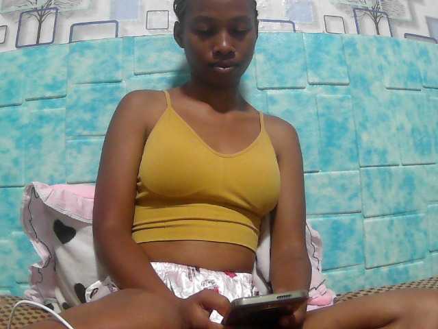 Larah00 webcam bongacams model stream image