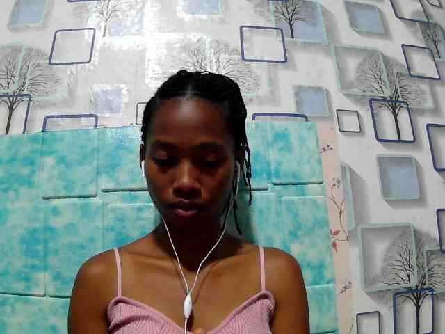 Larah00 webcam