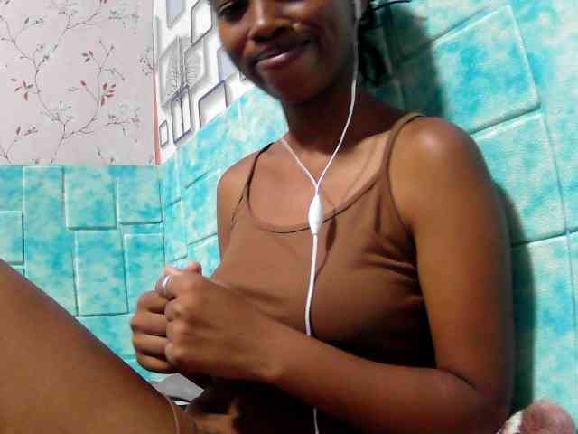 Larah00 Live Webcam on BongaCams