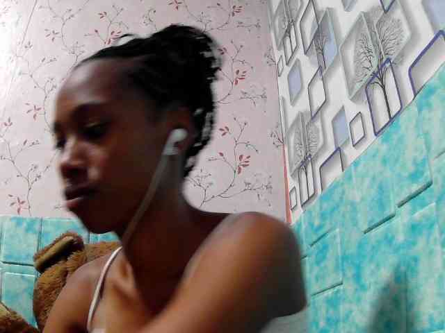 Larah00 webcam
