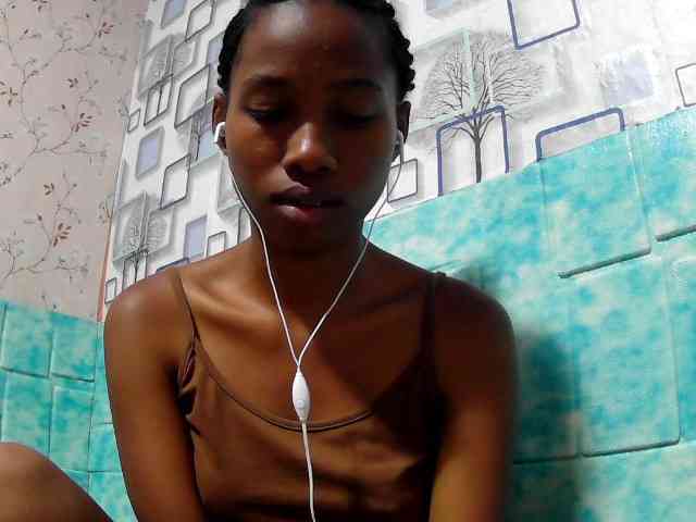 Larah00 webcam