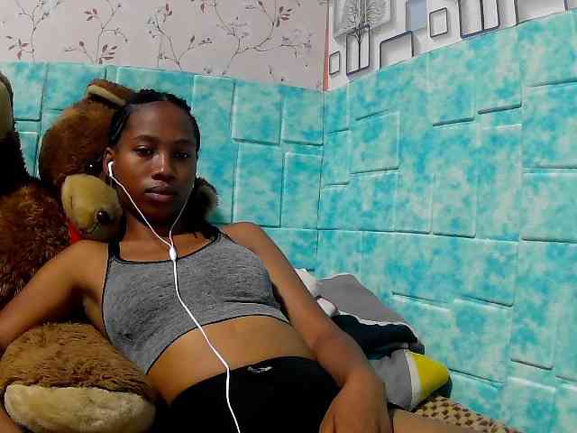 Larah00 webcam