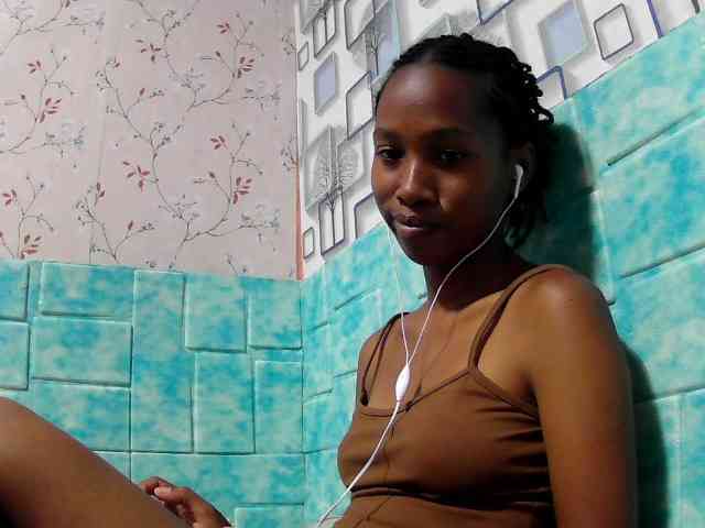 Larah00 webcam