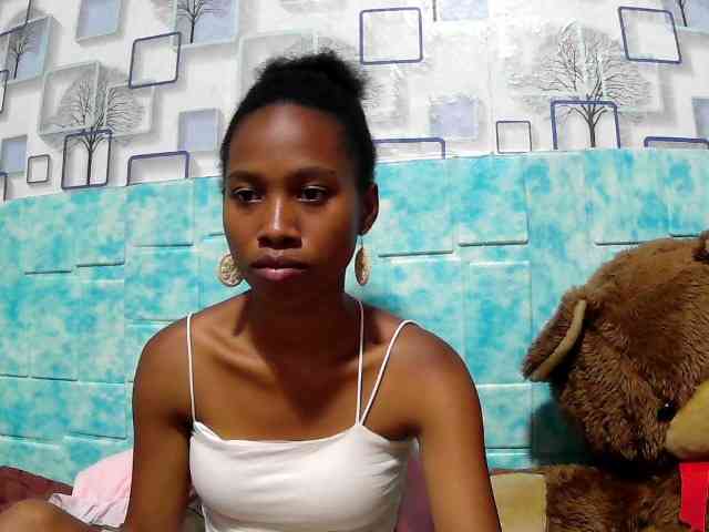 Larah00 webcam