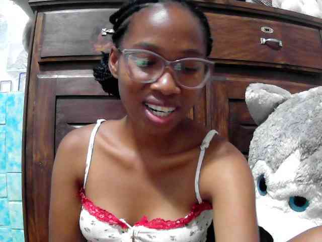 Larah00 webcam