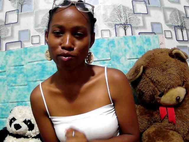 Larah00 webcam