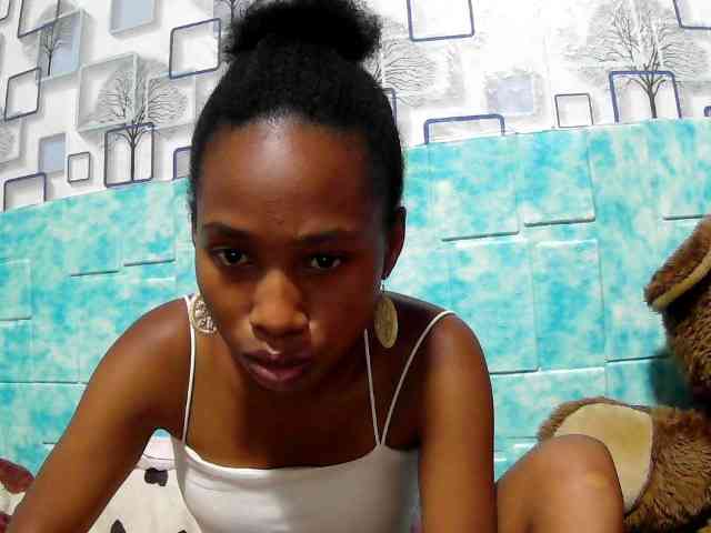 Larah00 webcam