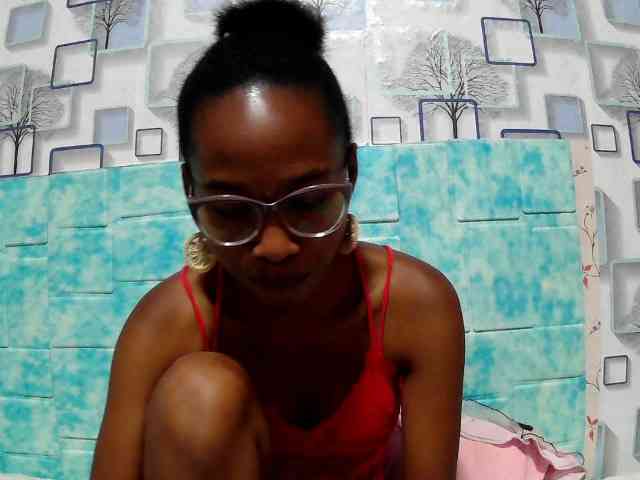 Larah00 webcam