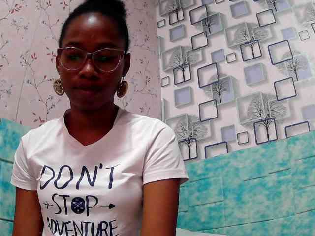 Larah00 webcam